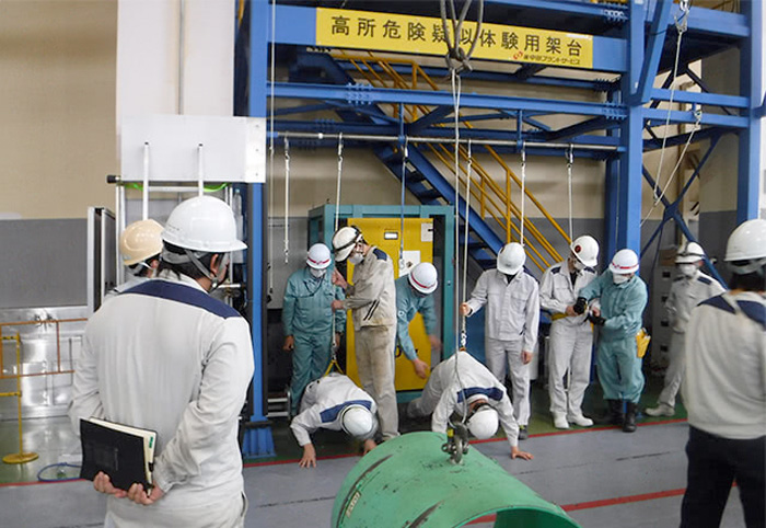 写真:胴ベルト宙づり体験