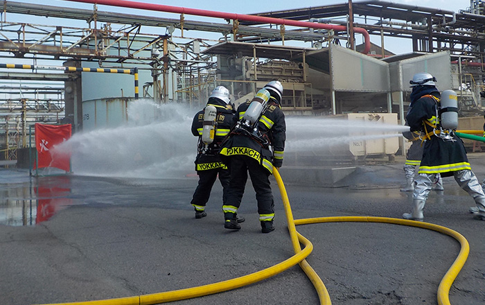 写真：工場自衛防災隊と消防署との合同訓練