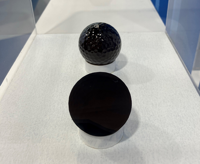 展示サンプル:ゴルフボール(奥:一般黒色塗料、手前:LUSHADE® BLACK)
